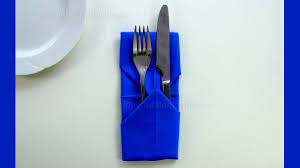 Er ist auch recht schnell hergestellt und sieht noch eine spur festlicher die wohl bekannteste art eine serviette zu falten ist der einfache tafelspitz. Servietten Falten Besteck Ganz Einfach Wickeln Schnelle Bestecktasche Falten Diy Tischdeko Youtube