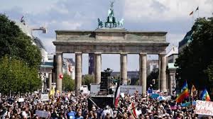 Aktivisten gegen geschlechterdiskriminierung, sexismus und patriarchale gewalt versammeln sich am freitag, dem 30. Polizei Lost Corona Demo In Berlin Auf
