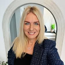 𝙎𝙝𝙚 𝙞𝙨 𝙜𝙧𝙚𝙖𝙩 𝙖𝙩 𝙘𝙤𝙢𝙢𝙪𝙣𝙞𝙘𝙖𝙩𝙞𝙣𝙜"