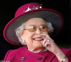 Why The Queen Never Takes Off Her Wedding Ring Queen Elizabeth Her Majesty The Queen Elizabeth
