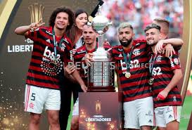 A equipa do flamengo, treinada pelo português jorge jesus, já chegou ao rio de janeiro, onde é hoje aguardada por milhares de pessoas. The Fiji Times Flamengo Lift Copa Libertadores With Last Gasp River Plate Win