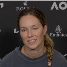 Danielle Collins shoots down fans' opinions after awkward Iga Swiatek  handshake