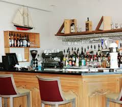 Pret Pour Un Cocktail Ou Un Aperitif Pour Couronner Une Journee De Travail Productive Le Chaleureux Bar Le Coquart Vous Invite Liquor Cabinet Decor Home Decor
