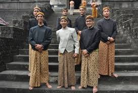 Hal ini disebabkan oleh sederhananya pakaian adat dari jawa, sehingga tidak sulit untuk dikenakan. 7 Pakaian Adat Jawa Sejarah Gambar Dan Penjelasannya