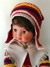 Rovaniemi Polarnukke, Sami Meisjespop 'marja' Met Kleurige Klederdracht.  Made in Finland in De '80s