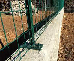 Italfrom rotolo 25mt recinzione rete metallica zincata plastificata. Palo A T Zincato Con Piastra Per Posa Su Muretto Vendita Online Su Fenceshop Eu