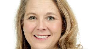 Elizabeth Lund's Instagram, Twitter & Facebook