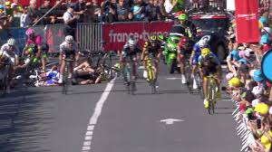 La ronda francesa, que se presenta el. Video Tour De France Lourde Chute Dans Le Groupe De Poursuite Videos De Cyclisme