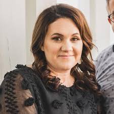 Happy Birthday to one of our favorite bluegrass vocalists — Amanda Smith!  🩷 Along with her guitar pickin' husband, this award-winning bluegrass girl  helps front The Kenny and Amanda Smith Band! What's