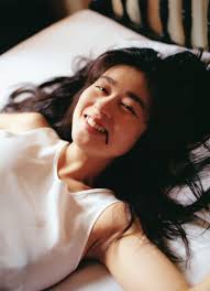 青山知可子-蕩けるような眼差し 見る者を惹きつける魅力