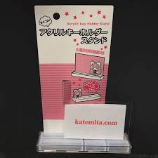 100均の アクリルキーホルダースタンド が立てて飾れるので便利 アクリル キーホルダー アクリルキーホルダー