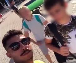 Na Rússia, brasileiro pede que menino repita frases ofensivas