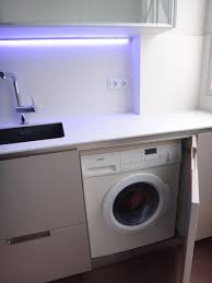 En esta época otoñal, en la que las lluvias apenas permiten dejar secar la ropa al aire libre, merece la pero, como todo, incorporar una secadora a la cocina o la zona de lavado de una casa suele ser un lavadora secadora: Lavadora De Libre Instalacion Integrada En Cocina Con Puerta Modelo Minos By Smstudio Diseno De Lavadero Lavarropa Cocina Con Lavadero