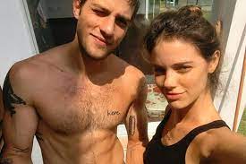 The following 7 files are in this category, out of 7 total. Laura Neiva Fala Sobre Volta Com Chay Suede Pedi Ele Em Casamento