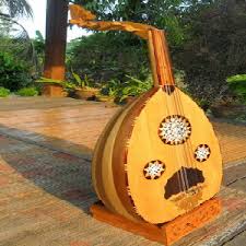 Alat musik tradisional ini berasal dari banyuwangi, sama seperti angklung di jawa barat, yang mana terbuat dari bambu kemudian dipotong ujungnya dan diikat menjadi satu. 15 Macam Macam Alat Musik Petik Modern Dan Tradisional Ilmuseni Com