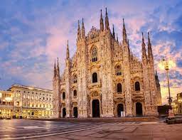 La città più bella del mondo in tutte le sue forme usa #milanocityitalia. Milano Nightlife Milano Autoclassica
