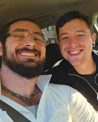 Estoy sentada en el aeropuerto, esperando abordar mi primer vuelo a casa, y  ya extrañando a este goober. Llegar a verte solo una vez al mes es muy  poco, sasquatch_gains 🥺 Dioses,