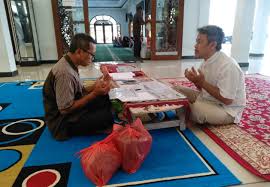 Zakat fitrah ditunaikan dalam bentuk beras atau makanan pokok seberat 2,5 kg atau 3,5 liter per jiwa. Infopublik Bayar Zakat Fitrah