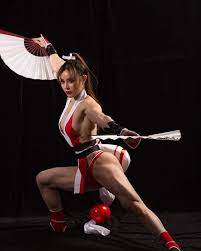 健美女醫師袁合榮《cos真人版不知火舞》扎實肌肉扔出去的扇子恐怕就會是凶器惹