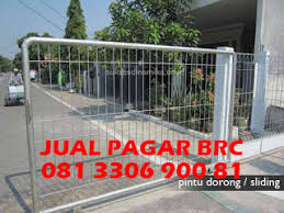 Biasanya pagar besi selain untuk membantu keamanan juga membuat tampilan rumah terlihat lebih megah dan keren. Pintu Pagar Brc