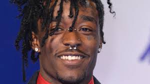 Mladý afroameričan totiž zaujal pouze jen tím, že si do čela nechal aplikovat diamant za stovky milionů korun. Lil Uzi Entfernt Diamantpiercing Von Seiner Stirn News24viral