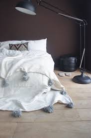 Moroccan Berber Blanket White With Grey Pompoms Http Www Elramlahamra Nl Component Virtuemart Woonaccessoires Beddeng Deken Beddengoed Slaapkamer Inspiratie