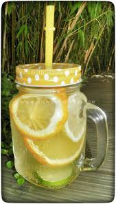 In einem ersten schritt macht man sich selber einen zitronensirup, dann wird das ganze mit wasser gemixt. Zitronenlimonade Frisch Lecker Und Mit Wenig Zucker Wiewowasistgut Com