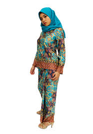 Baju kurung kedah ini dipakai bersama kain batik sarung yang diikat ambak mengalur dan dimasuk sebelah kiri atau kanan. Amany Kurung Kedah Batik Jawa Malaysia S Best Online Fabric Store Kamdar
