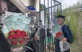 Selain ucap tahiah atas kejayaan, apa kata hadiahkan sesuatu yang istimewa. Acah Acah Nak Kasut Baharu Tapi Graduan Dapat Hadiah Konvo Lebih Mahal Ingatkan Bunga Biasa Rupa Rupanya Jambangan Duit Viral Mstar