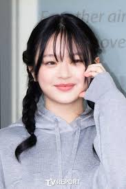 Tóc thắt bím lí lắc của Hanni (NewJeans) ở sân bay hôm nay, cô nàng khởi  hành sang Milan dự show diễn của Gucci.