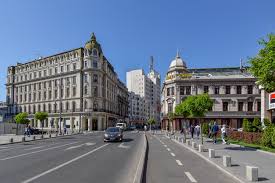 Persoane participa la evenimentul la pas pe calea victoriei sambata, 15 aprilie 2017. La Pas Pe Calea Victoriei Obiective In BucureÈ™ti Ii Designed To Travel