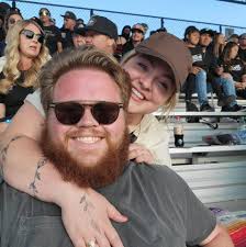 Tool for removing rubber seals from cars