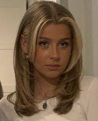 Isabelle Prescott's Instagram, Twitter & Facebook