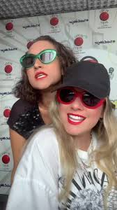 Un Poco Más: Karina Monroy y Nikki Mackliff