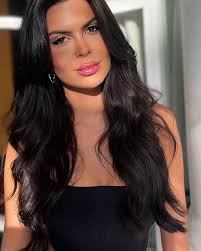 Joana Costa, nascida e criada no bairro Pitimbu, ex-aluna do Piaget, que  conquistou sucesso no México e no Caribe como modelo internacional.  Celebramos não apenas sua carreira brilhante, mas também seu aniversário,