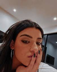 Dixie D Amelio In 2020 Beutiful Women Dixie Hype Shoes