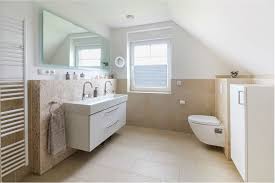 Badezimmer Mit Doppelwaschbecken Und Toilette Eco System Haus Badezimmer Landhaus Badezimmer Dachschrage Kleines Bad Dekorieren