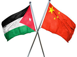 علم جمهورية الصين الشعبية مصمم من قبل الفنان التشكيلي والاقتصادي الصيني تسينغ ليان سونغ عام 1949.كان العلم سابقاً أحمر مع تنين أزرق خلال فترة حكم سلالة مانتشو. Ø§Ù„Ø³ÙÙŠØ± Ø§Ù„ØµÙŠÙ†ÙŠ Ù…Ø¹Ù†ÙŠÙˆÙ† Ø¨ØªØ¹Ø²ÙŠØ² Ø§Ù„Ø¹Ù„Ø§Ù‚Ø§Øª Ù…Ø¹ Ø§Ù„Ø£Ø±Ø¯Ù† Ù‡Ù„Ø§ Ø§Ø®Ø¨Ø§Ø±