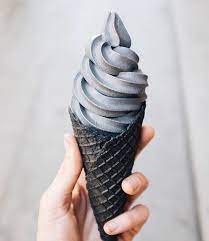 Black vanilla ice cream with activated charcoal recipe. Este Cono Darks Mata A Cualquier Unicornio Azucarado Que Pruebes Postres Congelados Postres Coloridos Helados
