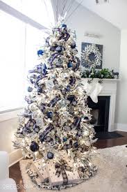 If you have a large room with vaulted here, the christmas tree is decorated to coordinate with the room's existing oversized abstract painting. Blue And Silver Christmas Tree For The Living Room 2 Bees In A Pod
