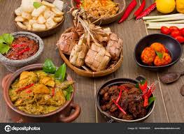 Rasanya sangat lezat dan sedap, sangat mengguggah selera. Ketupat Lebaran Lontong Opor Ayam Sambel Goreng Ati Kentang
