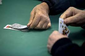 Una femminuccia che ama giocare in giardino e mettersi a quanto pare un po' sempre nei guai secondo le indiscrezioni, il fattaccio sarebbe accaduto mentre il cane scavando sotto la terra si è imbattuto nelle dentiere che gli anziani proprietari della. Foggia Foggia Commando Armato Rapina Anziani Che Giocano A Burraco Sky Tg24