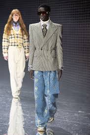 Kollekciya Gucci Osen Zima 2019 2020 Джинсы из этой коллекции можно купить за 600 фунтов стерлингов итальянский модный дом gucci выпустил джинсы с пятнами от травы в области колен и ягодиц. kollekciya gucci osen zima 2019 2020