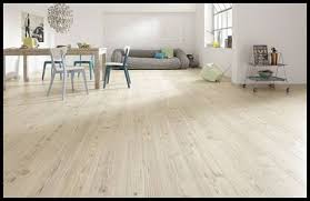 Su geçirmez laminat parke üst tabakası sudan etkilenmeyen özel bir malzemeden üretilen. Banyo Icin Suya Dayanikli Su Gecirmez Laminat Parke Modelleri 2020