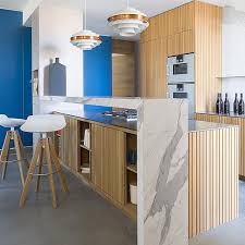 Cuisine A L Esprit Contemporain La Noblesse Et La Chaleur Du Bois Atelier De Saint Paul La Chaleur Cuisine Cuisine Amenagee