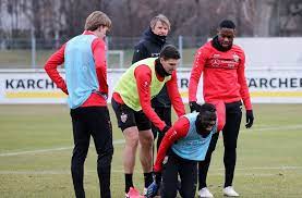 Он играет на позиции правый. Lilian Egloff Nimmt Es Gleich Mit Zwei Kontrahenten Auf Daniel Didavi Im Hintergrund Und Borna Sosa Stuttgarter Zeitung