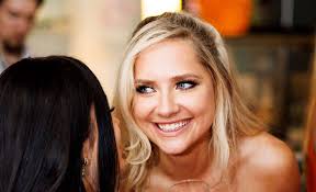 Brigitte Susanne Hunt alustas koostööd tuntud etiketikoolitajaga: näen  temas emafiguuri