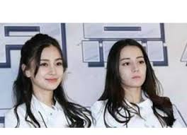 迪麗熱巴·迪力木拉提 （維吾爾文： دىلرەبا دىلمۇرات ‎ ；拉丁維文： dilreba dilmurat ‎；慣用拉丁轉寫： dilraba dilmurat ‎，1992年6月3日 － ），簡稱「熱巴」，出生於新疆 烏魯木齊，維吾爾族，中國女演員。 畢業於上海戲劇學院表演系，成長於文藝世家，從小學習舞蹈、鋼琴及小提琴等才藝. è¿ªä¸½çƒ­å·´ä¸Žangelababyç´ é¢œpk çº·çº·è½æ°´è¡¥å¦† æ¯æ—¥å¤´æ¡