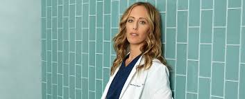 Grey's anatomy ist bei disney+ zu sehen. Grey S Anatomy Kim Raver Kehrt Als Teddy Altman Zuruck Medizinerin Kommt Fur Handlungsbogen Nach Seattle Zuruck Tv Wunschliste