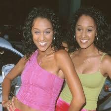 Tamera mowry and her siblings were happy to have the best mother. Great Outfits In Fashion History Tia And Tamera Mowry In Coordinating Hot Pink Slip Skirts Fashionista